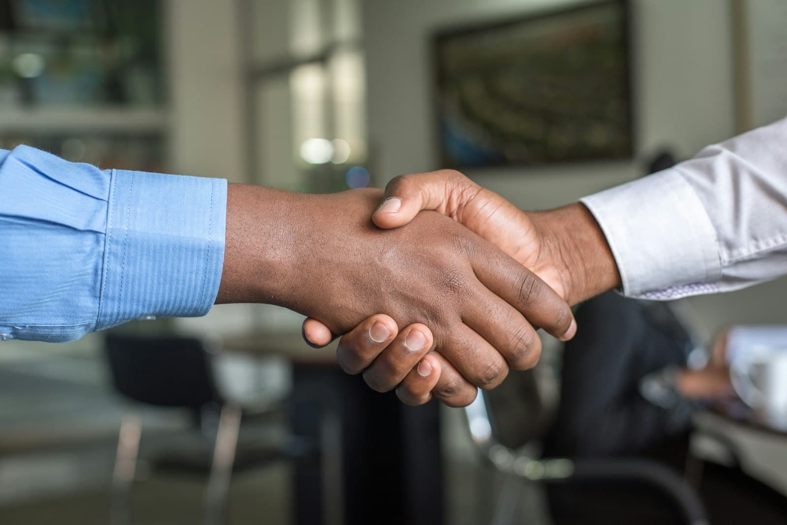 Handshake between an employer and a worker